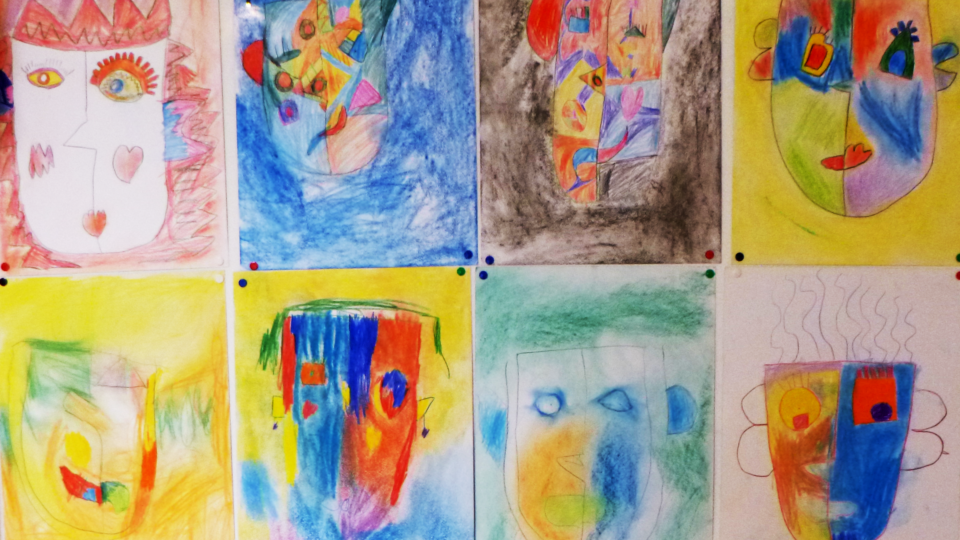 Das Foto zeigt eine Collage aus den von den Kindern nachgemalten grafischen Gesichter von Pablo Picasso 