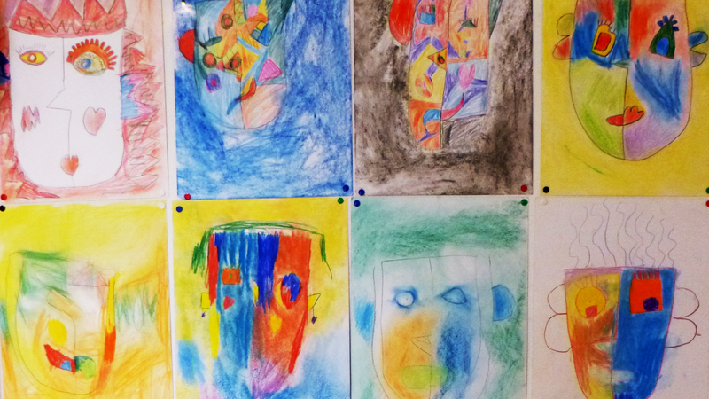 Das Foto zeigt eine Collage aus den von den Kindern nachgemalten grafischen Gesichter von Pablo Picasso 