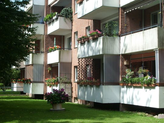 Das Foto zeigt die Wohnungen mit Balkon