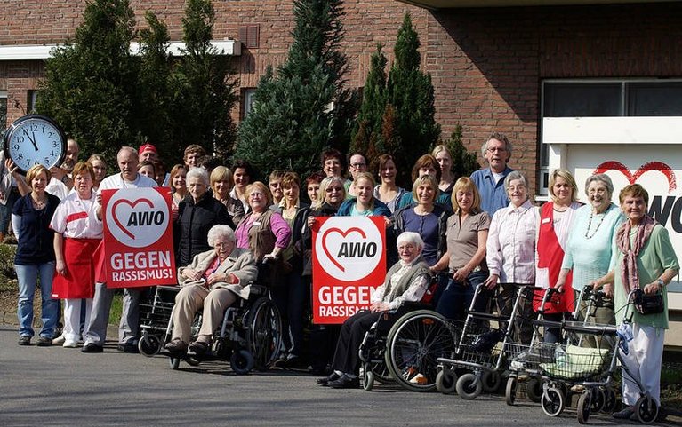 Bewohner*innen und Beschäftigte einer AWO Senioreneinrichtung demonstrieren gegen Rassismus