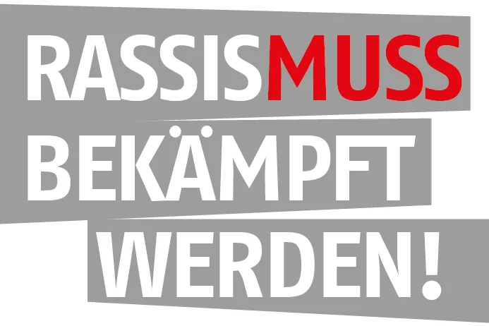 Das Foto zeigt den Text: RassisMUSS bekämpft werden