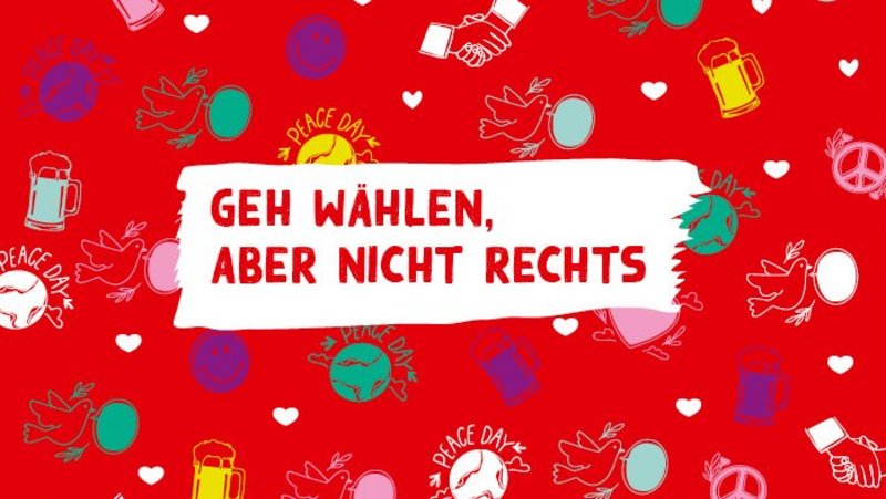 Auf dem Foto ist ein roter Bierdeckel oder ein ähnliches quadratisches Bild zu sehen. Im oberen Bereich sind drei Logos platziert: Ein Herz mit dem Schriftzug "AWO" Die Buchstaben "NRW" Das Logo des "JUGENDWERKS DER AWO NRW" Der Hintergrund ist ein buntes, sich wiederholendes Muster aus verschiedenen Symbolen: Gelbe und blaue Peace-Zeichen Sich die Hand reichende Hände Rote Herzen Lachende Smileys Tauben Bierkrüge In der Mitte des Bildes befindet sich eine große, weiße, zerrissen wirkende Fläche. Darin steht in roter, großformatiger Schrift der Slogan: "GEH WÄHLEN, ABER NICHT RECHTS".