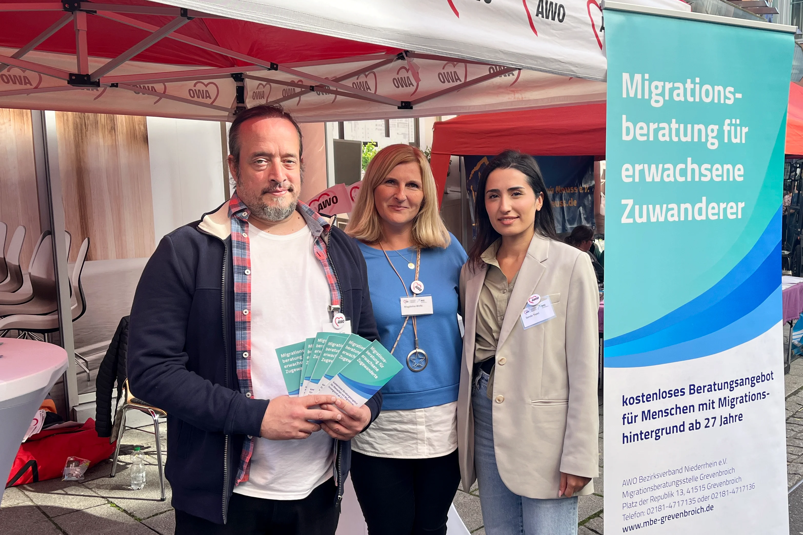 Das Foto zeigt die Kolleg*innen vor ihrem Stand auf der Jobbörse