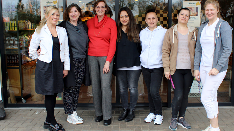 Das Foto zeigt die genannten Personen vor der Bäckerei