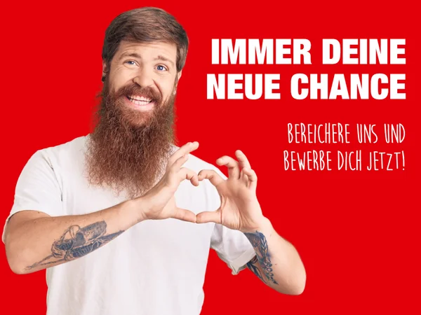 Das Bild zeigt einen Mann vor einem roten Hintergrund mit dem Text: "Karriere mit Herz. Bereichere uns und bewerbe dich jetzt"