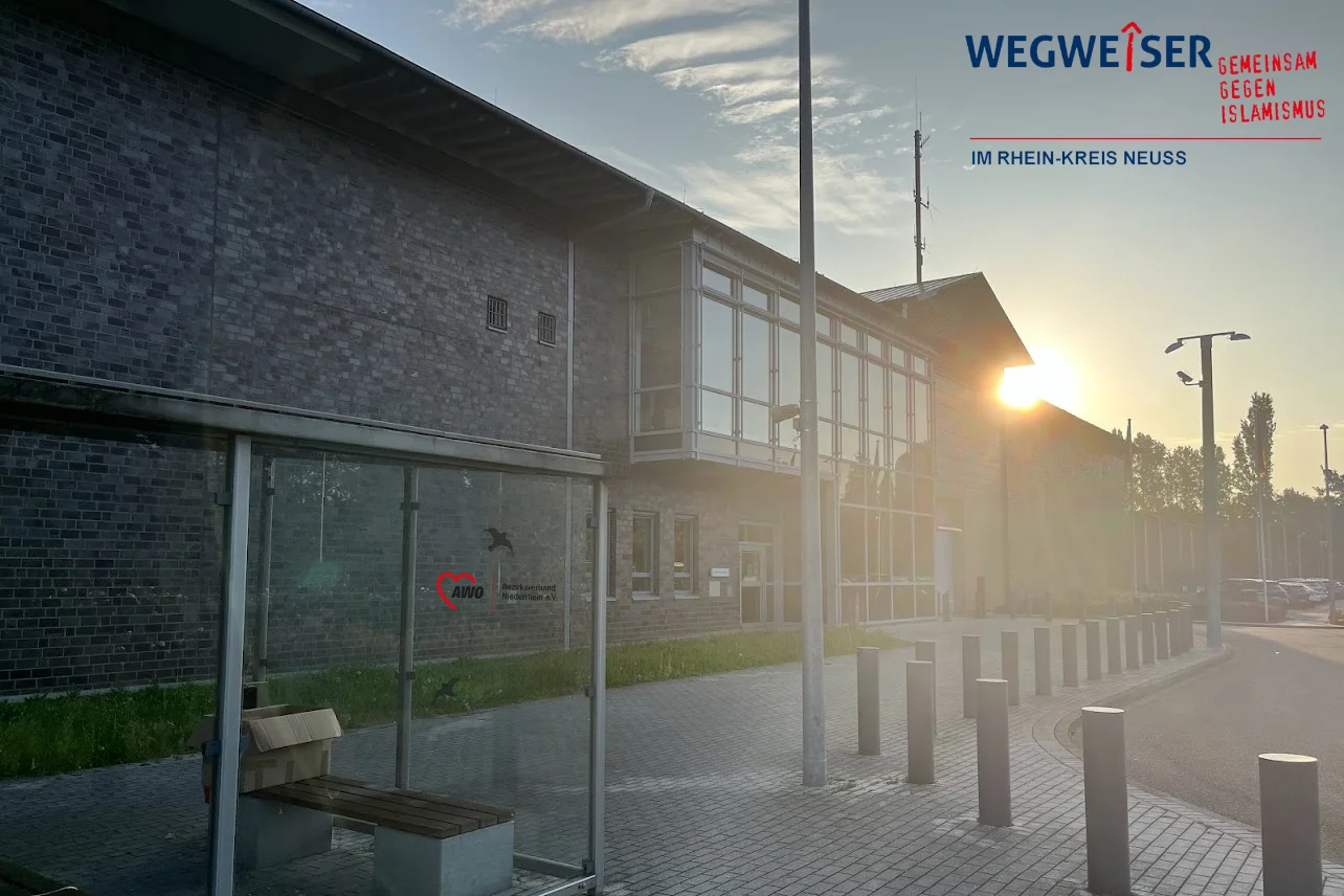 Das Foto zeigt die JVA Düsseldorf in der Morgendämmerung