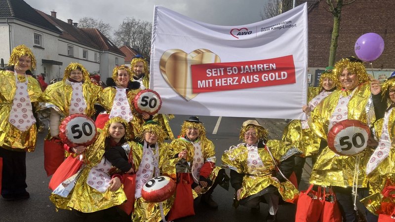 Das Bild zeigt die Mitarbeitenden des AWO Seniorenzentrum Stadt Kamp-Lintfort bei der Teilnahme am Rosenmontagszug.