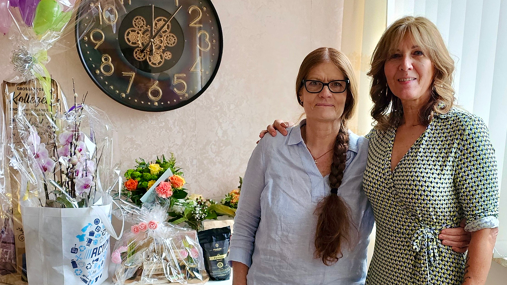 Auf diesem Bild sieht man beide Kolleginnen die wohlverdient ihren letzten Arbeitstag.