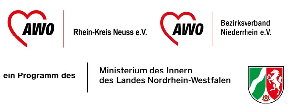 Auf dem Bild ist eine Logoleiste mit mehreren Absendern und einem Hinweis auf ein Förderprogramm zu sehen. Inhalt des Bildes Links steht das AWO‑Herzlogo mit der Beschriftung „AWO Rhein-Kreis Neuss e.V.“. Rechts daneben ist erneut das AWO‑Herzlogo mit der Beschriftung „AWO Bezirksverband Niederrhein e.V.“. Darunter steht der Text „ein Programm des Ministerium des Innern des Landes Nordrhein-Westfalen“. Am rechten unteren Rand ist das Landeswappen von Nordrhein‑Westfalen abgebildet.