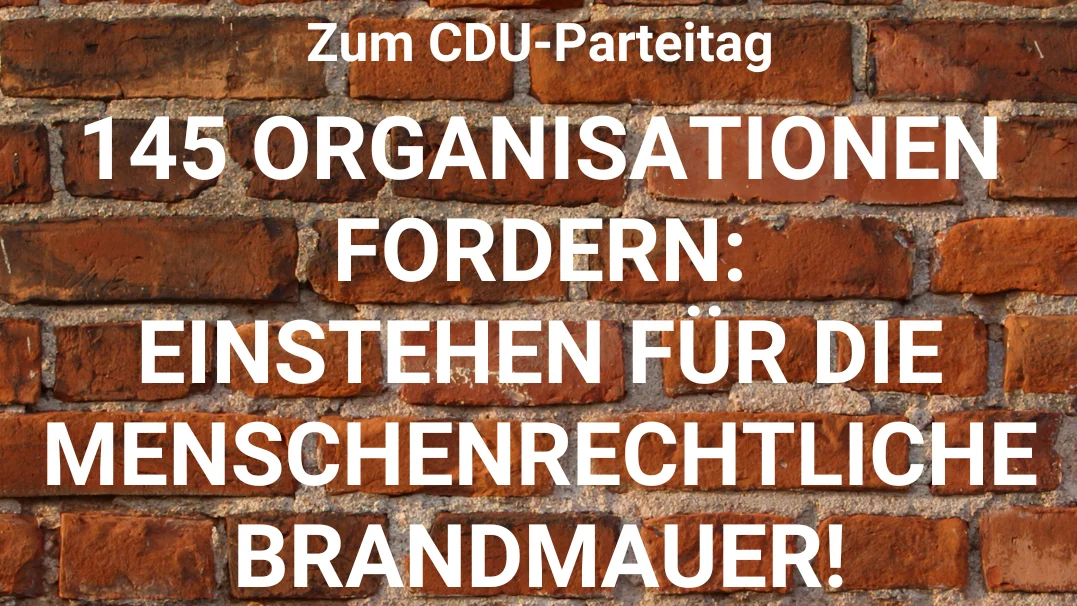 Das Bild zeigt eine Ziegelmauer als Hintergrund mit einem Text in deutscher Sprache. Der Text bezieht sich auf den CDU-Parteitag und fordert den Schutz von Menschenrechten und Flüchtlingen. Besonders hervorgehoben wird der Begriff „menschenrechtliche Brandmauer“.