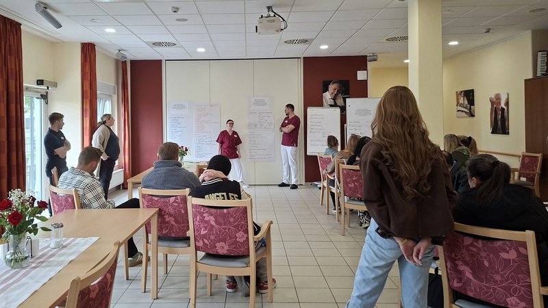 Auf diesem Bild sind die Teilnehmer*innen des Workshops zu sehen.