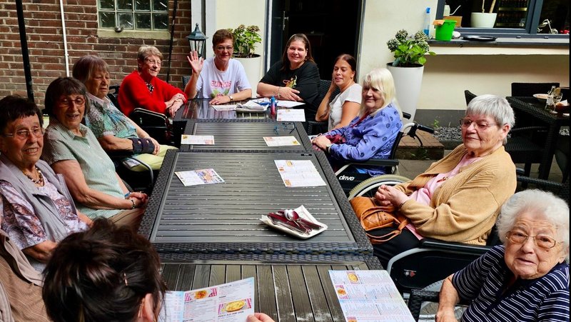 Das Bild zeigt Bewohnende beim Besuch im Biergarten.