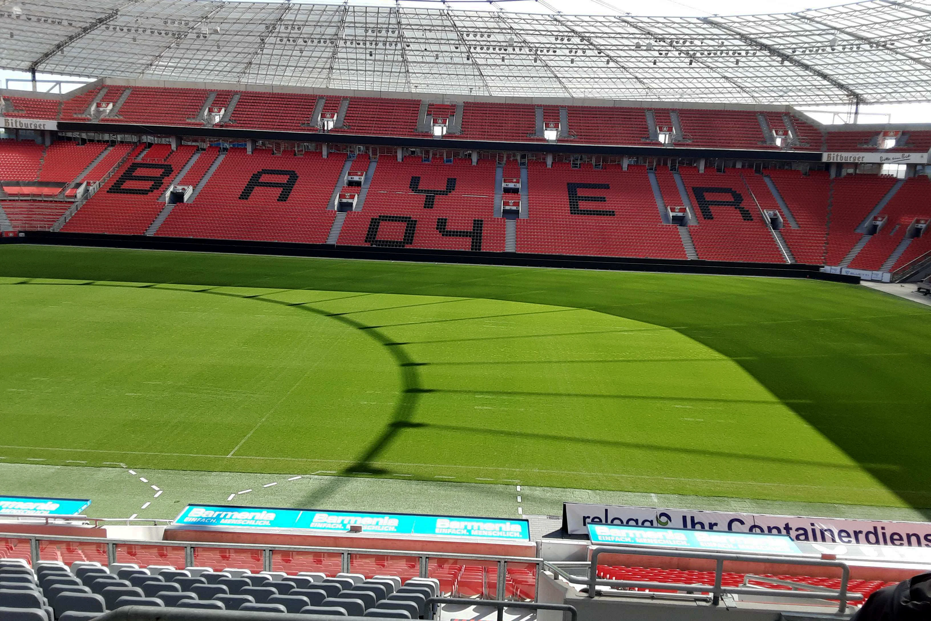 Das Foto zeigt die BayArena von Innen.