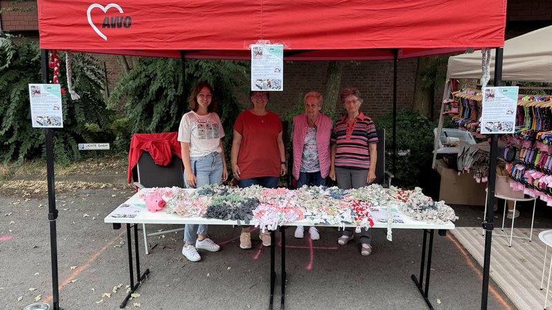 Auf diesem Bild sieht man die Mitarbeitenden des Wilhelm-Lantermann-Haus beim Sommerfest des Tierheim Duisburg.