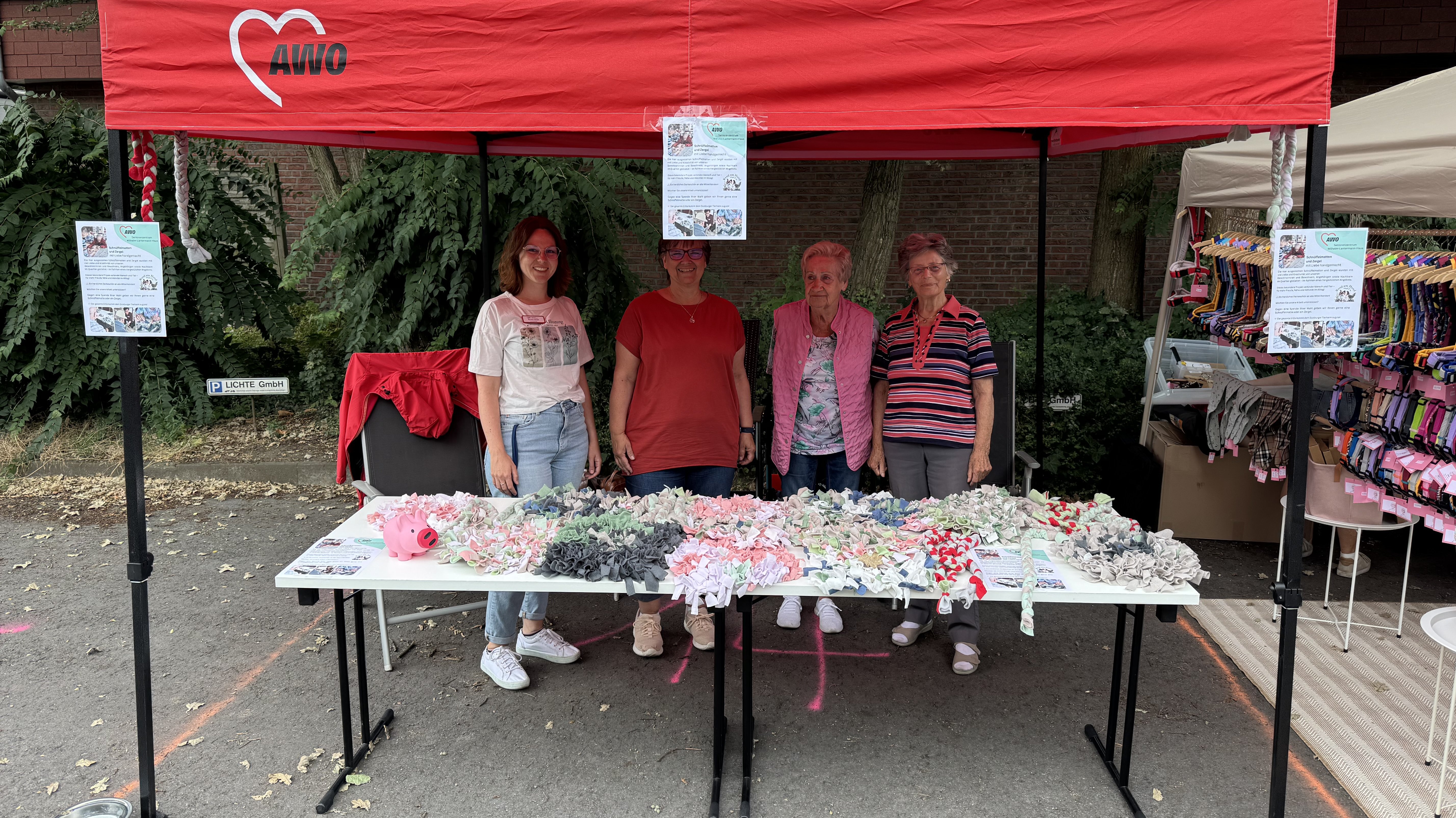 Auf diesem Bild sieht man die Mitarbeitenden des Wilhelm-Lantermann-Haus beim Sommerfest des Tierheim Duisburg.