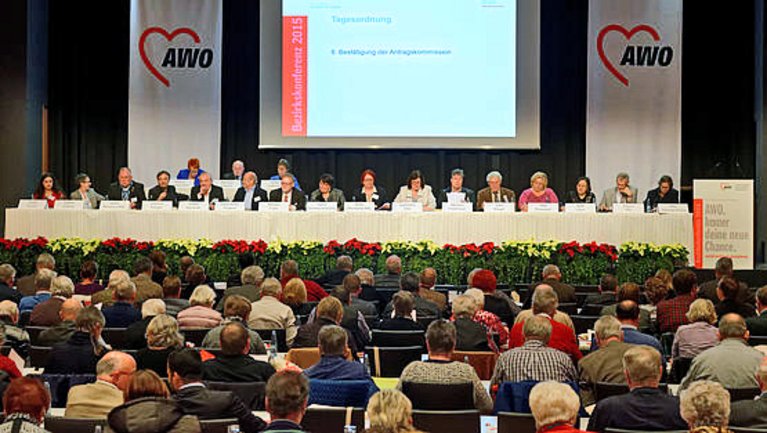 Podium und Plenum der AWO Bezirkskonferenz 2015