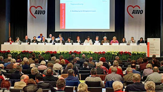 Podium und Plenum der AWO Bezirkskonferenz 2015