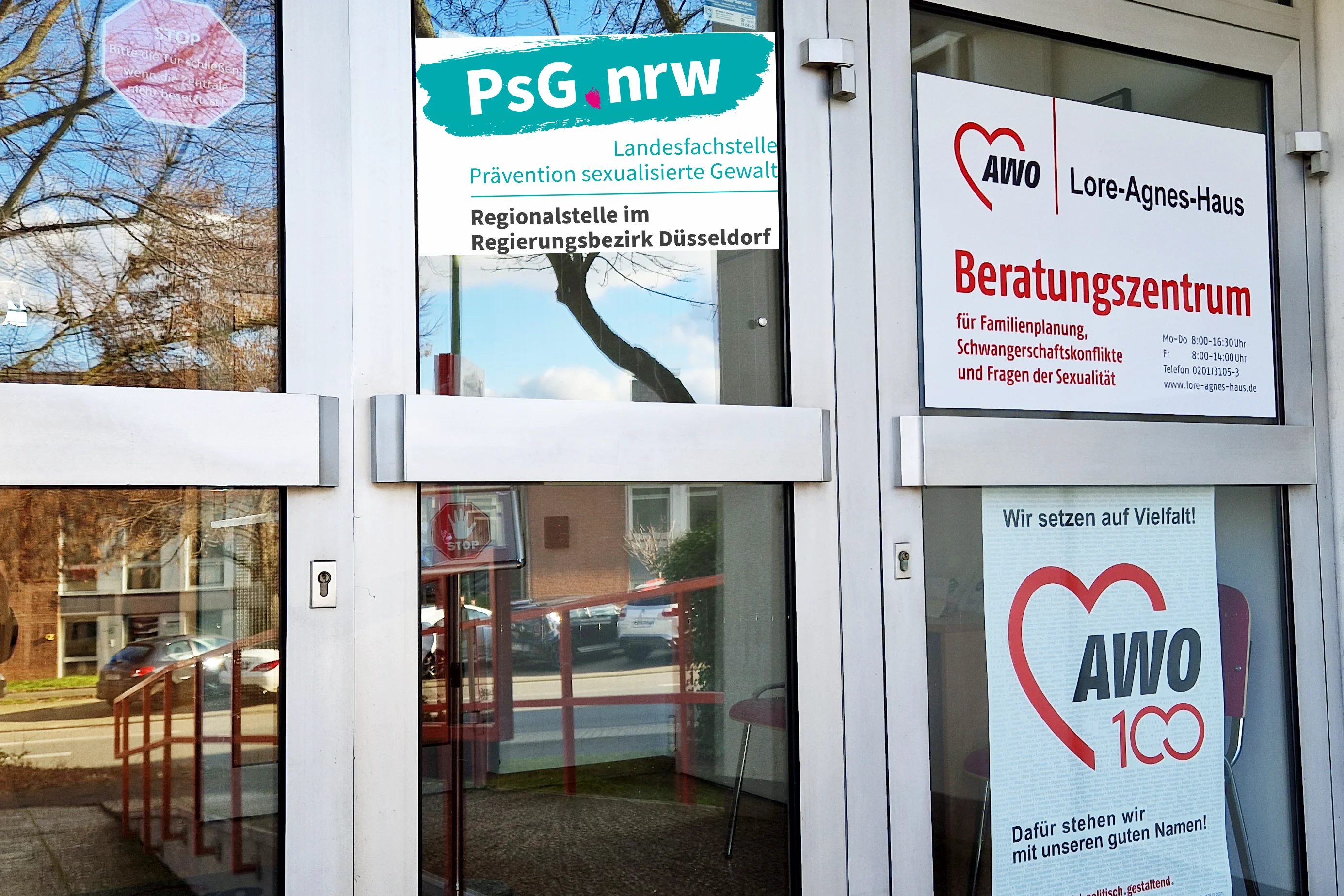 Das Foto zeigt die Eingangstür des Lore-Agnes-Hauses