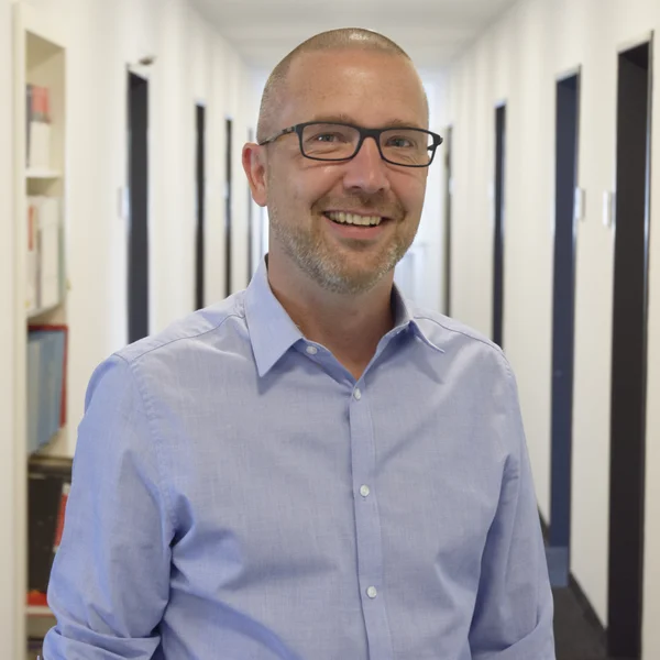 Das Foto zeigt ein Portrait von Michael Rosellen