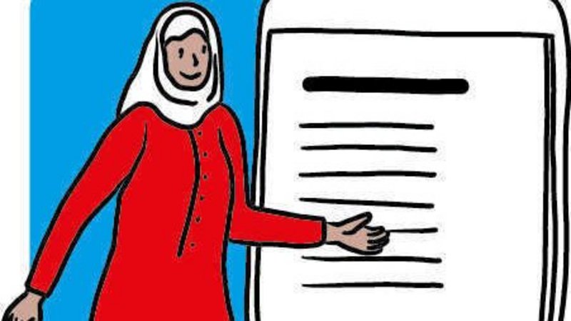 Auf dem Bild ist eine stilisierte Illustration zu sehen, die eine Frau darstellt, die vor einem Flipchart oder Whiteboard steht. Die Frau trägt ein rotes Oberteil und ein weißes Kopftuch (Hijab). Sie hat ihre linke Hand in Richtung des Boards ausgestreckt, als würde sie etwas darauf präsentieren, erklären oder darauf verweisen. Das Flipchart/Whiteboard ist weiß und hat einige schwarze Linien darauf, die Text oder eine Aufzählung symbolisieren. Es steht auf einem Gestell. Die gesamte Szene vermittelt den Eindruck einer Präsentation, Schulung oder Fortbildung.