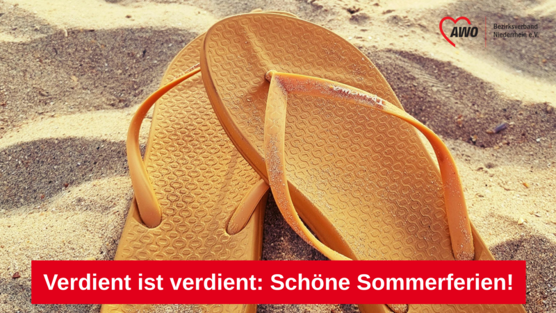 Auf dem Foto sind ein Paar gelbe Flip-Flops zu sehen, die auf Sand liegen. Im oberen rechten Bereich des Bildes befindet sich das Logo des "AWO Bezirksverband Niederrhein e.V.". Am unteren Bildrand ist ein roter Balken mit dem weißen Text "Verdient ist verdient: Schöne Sommerferien!" zu sehen.