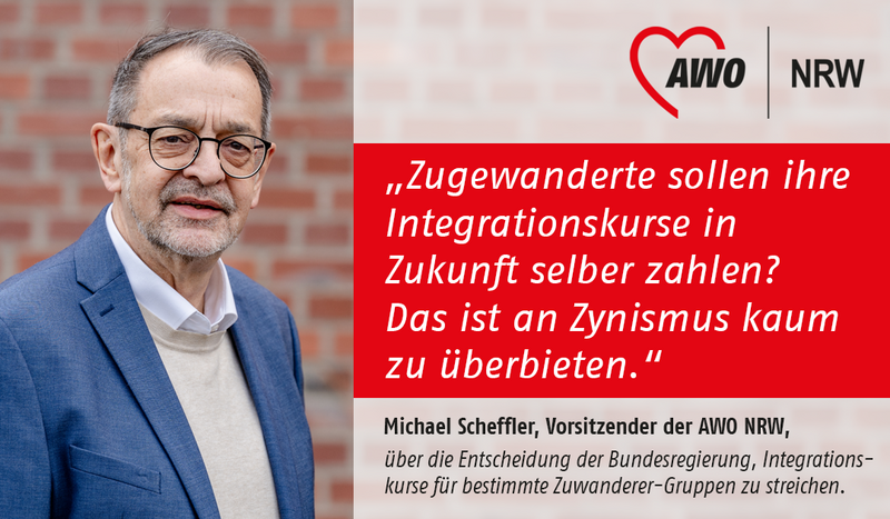Links sieht man einen älteren Mann im blauen Sakko und beigem Pullunder vor einer Ziegelsteinwand, dessen Gesicht verpixelt ist. Rechts steht vor rotem Hintergrund ein Zitat zur Kritik an der Selbstzahlung von Integrationskursen, darüber das AWO‑Herzlogo mit dem Schriftzug „AWO NRW“, darunter der Name „Michael Scheffler, Vorsitzender der AWO NRW“ mit einer kurzen erklärenden Zeile.