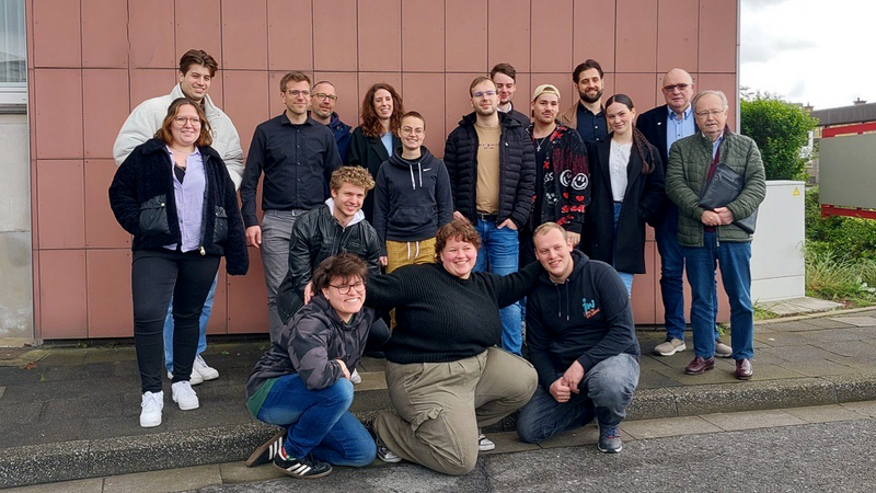 Das Foto zeigt Konferenzteilnehmende vor der Geschäftsstelle des AWO Bezirksverbands Niederrhein
