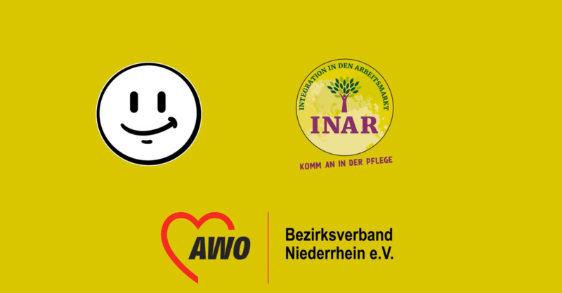 Auf dem Foto ist ein gelber Hintergrund zu sehen, auf dem sich mehrere Logos und Schriftzüge befinden: Oben links ist ein großes, weißes Smiley-Gesicht mit einem schwarzen Umriss und schwarzen Augen und Mund abgebildet. In der Mitte ist ein rundes Logo mit einem Baum und dem Text "INTEGRATION IN DEN ARBEITSMARKT" und "INAR" zu sehen. Darunter steht in kleinerer Schrift "KOMM AN IN DER PFLEGE". Unten links ist das Logo der AWO (Arbeiterwohlfahrt) zu sehen, das aus einem roten Herz und dem Schriftzug "AWO" besteht. Direkt daneben, unten rechts, steht "Bezirksverband Niederrhein e.V.".