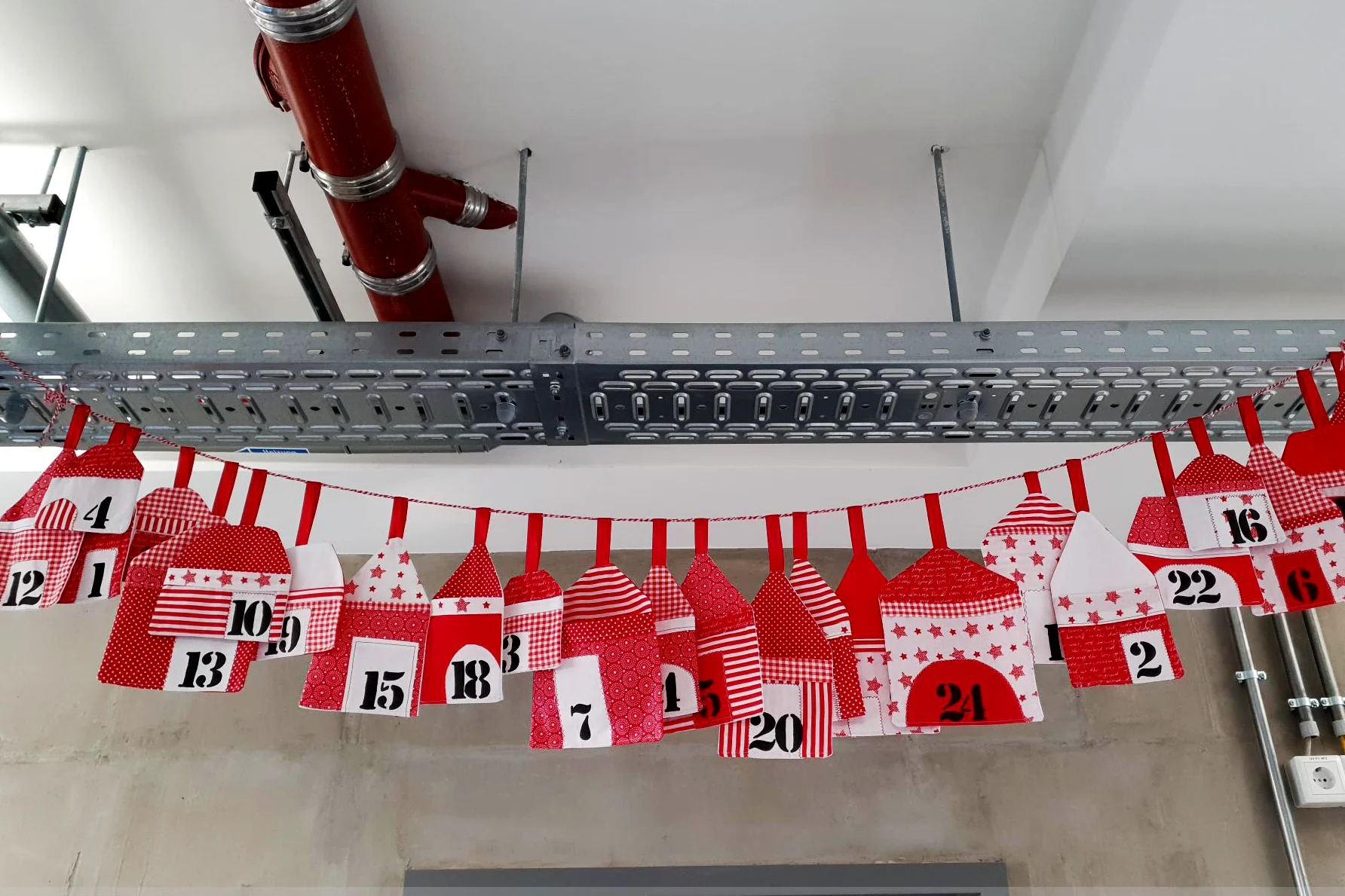 Das Foto zeigt einen selbstgenähten Adventskranz