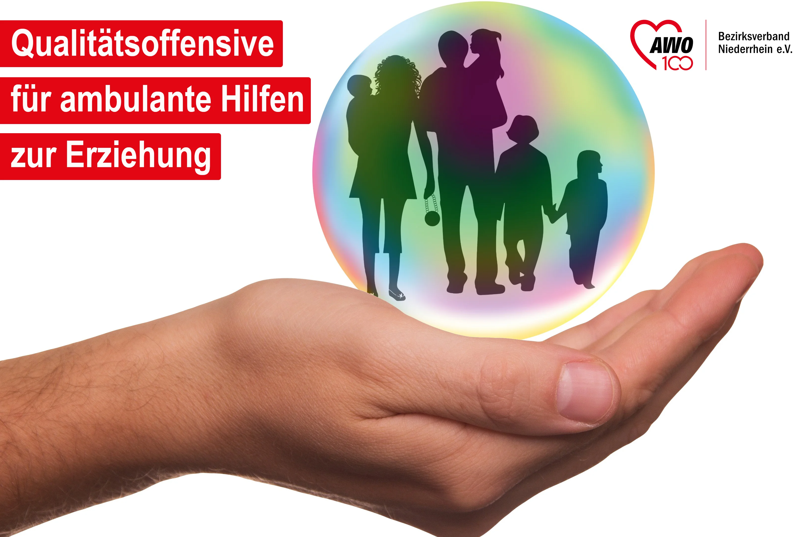 Das Foto zeigt eine schützende Hand mit einer Familie