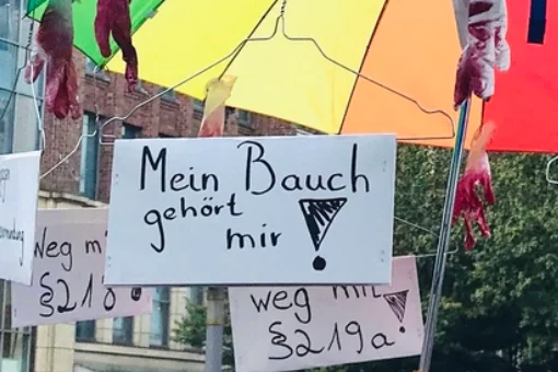 Das Foto zeigt Plakate mit der Aufschrift: Mein Bauch gehört mit! Weg mit §219a! Weg mit §218!