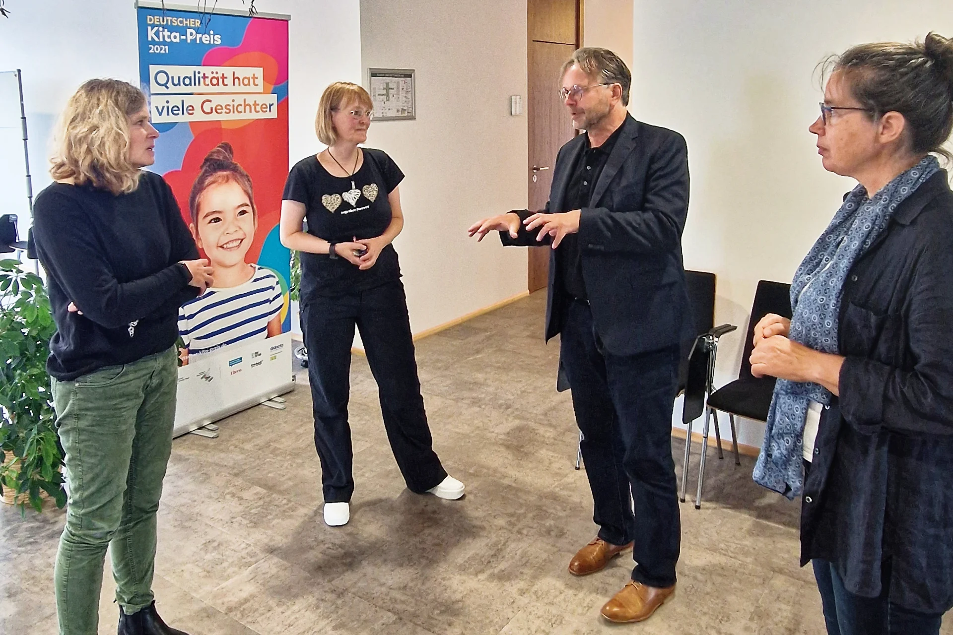 Das Foto zeigt die Personen bei der Führung durch das Mo.Ki-Café