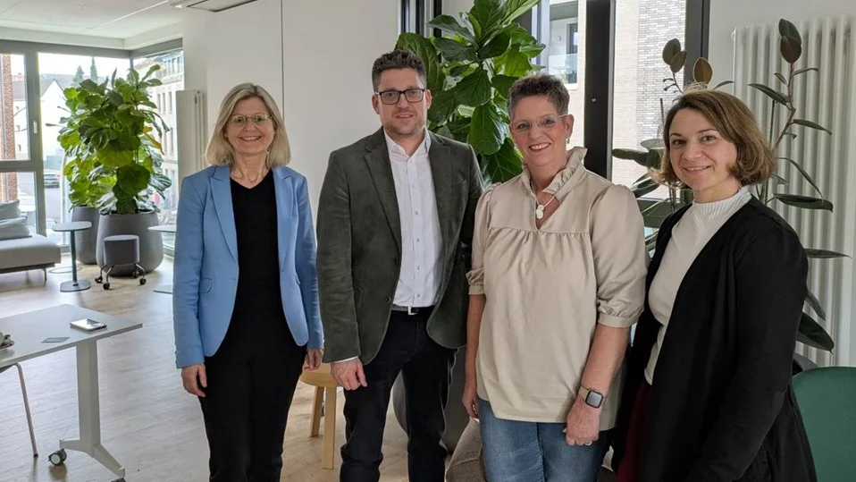 Auf diesem Bild sind die Projektverantwortlichen Dr. Elke Olbermann, Tanja Lennartz und Pia-Saskia Berg mit Sebastian Dreyer zu sehen.