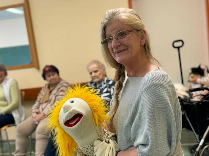 Das Foto zeigt Frau Sadler mit einer Ihrer therapeutischen Puppe