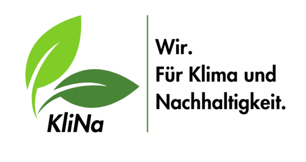 Auf dem Foto ist das Logo der Firma Klina zu sehen. Es besteht aus zwei Blättern in unterschiedlichen Grüntönen, die ein "K" formen. Rechts daneben ist ein vertikaler, dünner Strich und der Schriftzug "Klina" sowie der Slogan "Wir. Für Klima und Nachhaltigkeit."