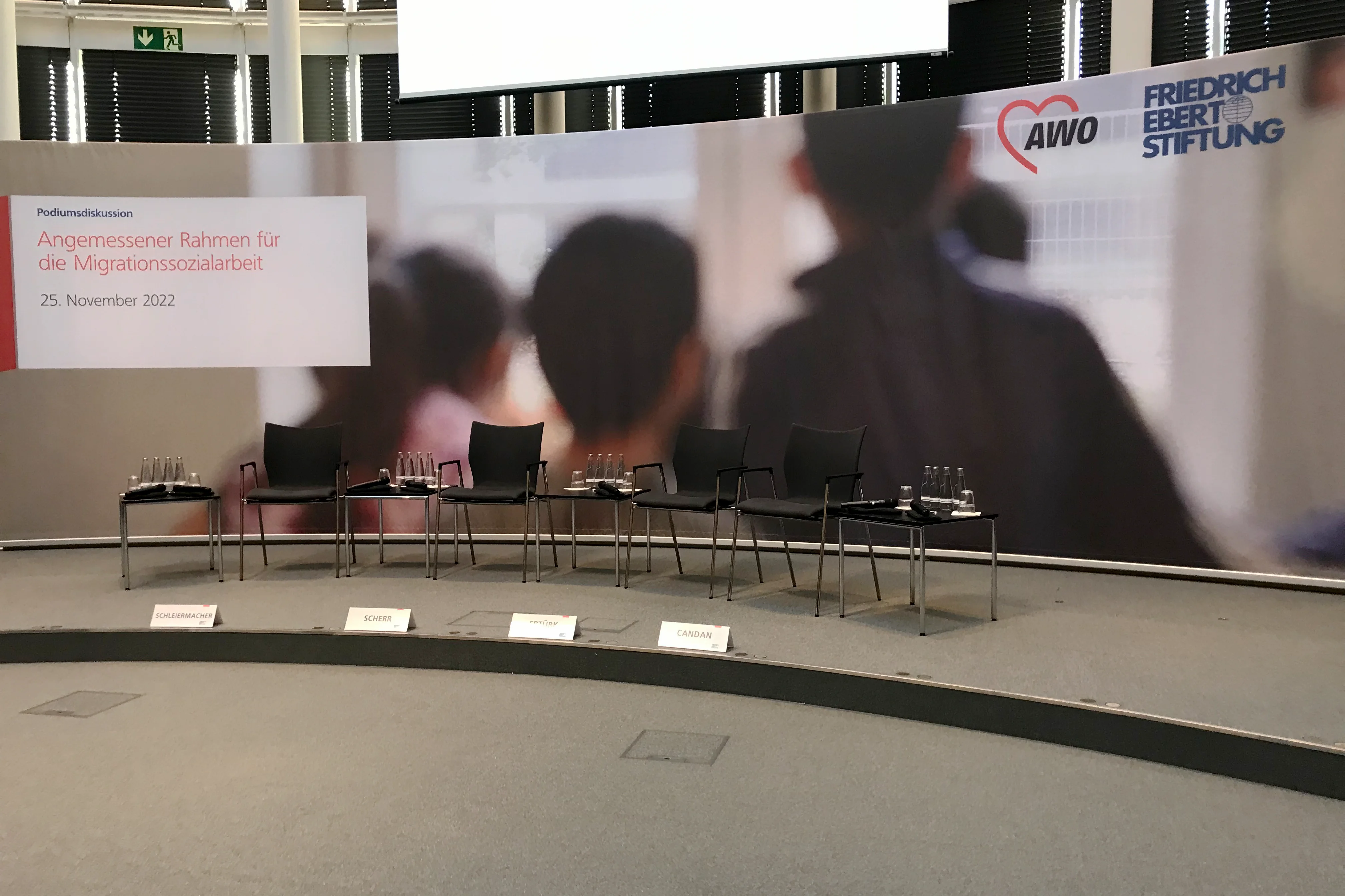 Das Foto zeigt das Podium der Fachkonferenz.