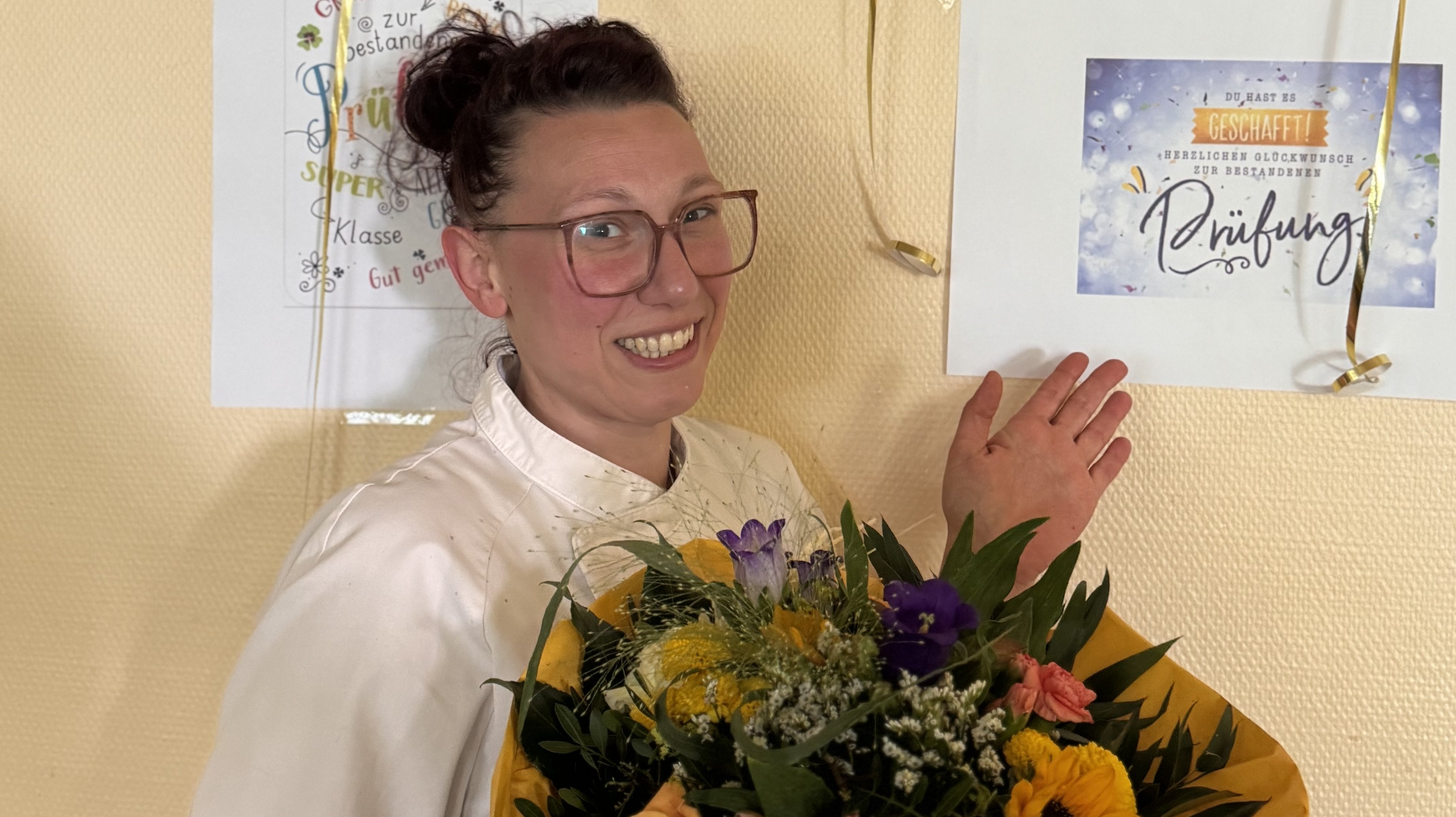 Das Bild zeigt Frau Dahms mit Blumenstrauß.