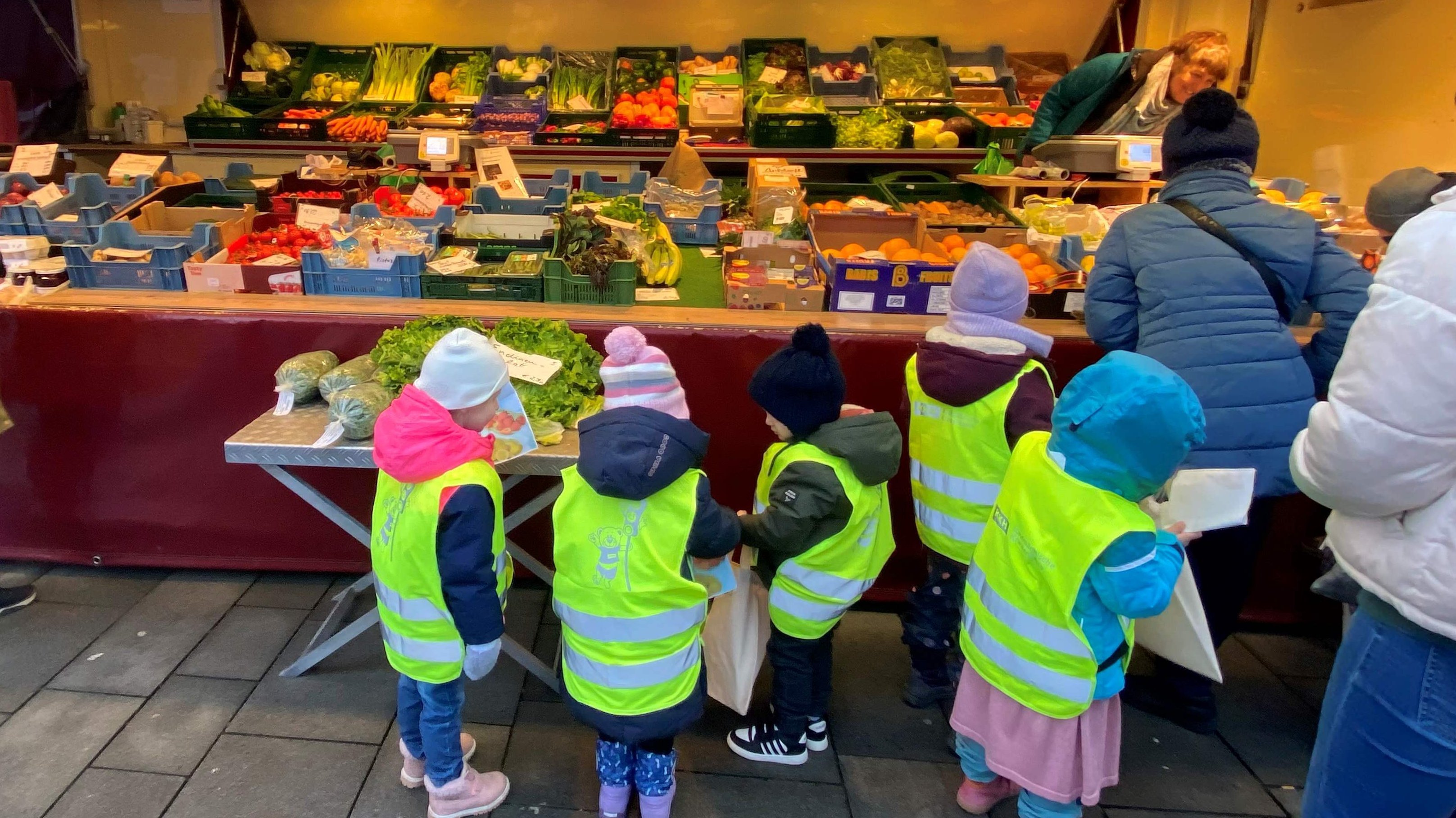 Dieses Bild zeigt die Kindergartenkinder beim Einkauf.