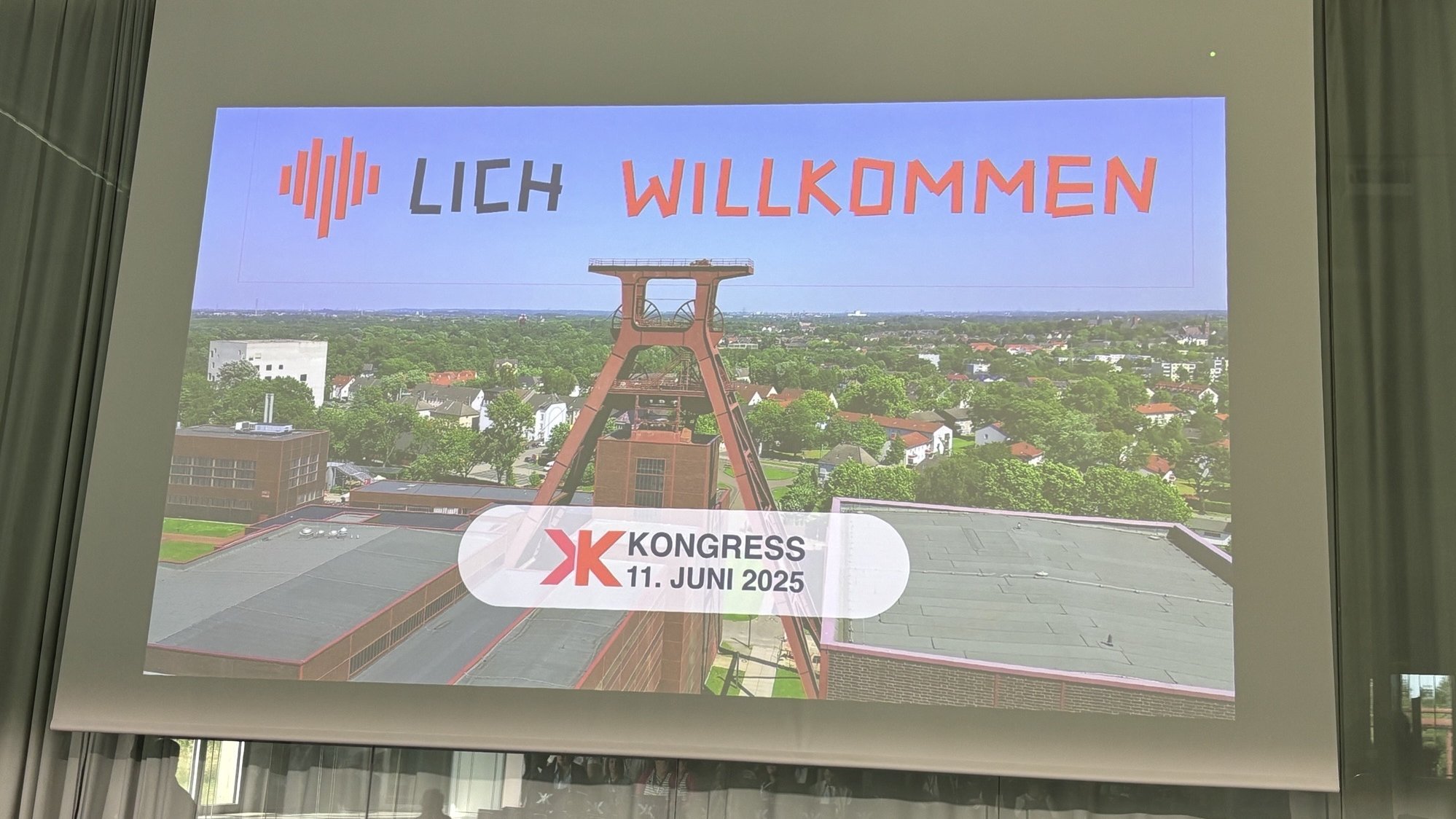 Das Bild zeigt das Bild eines Beamers mit der Schrift: "Herzlich Willkommen"