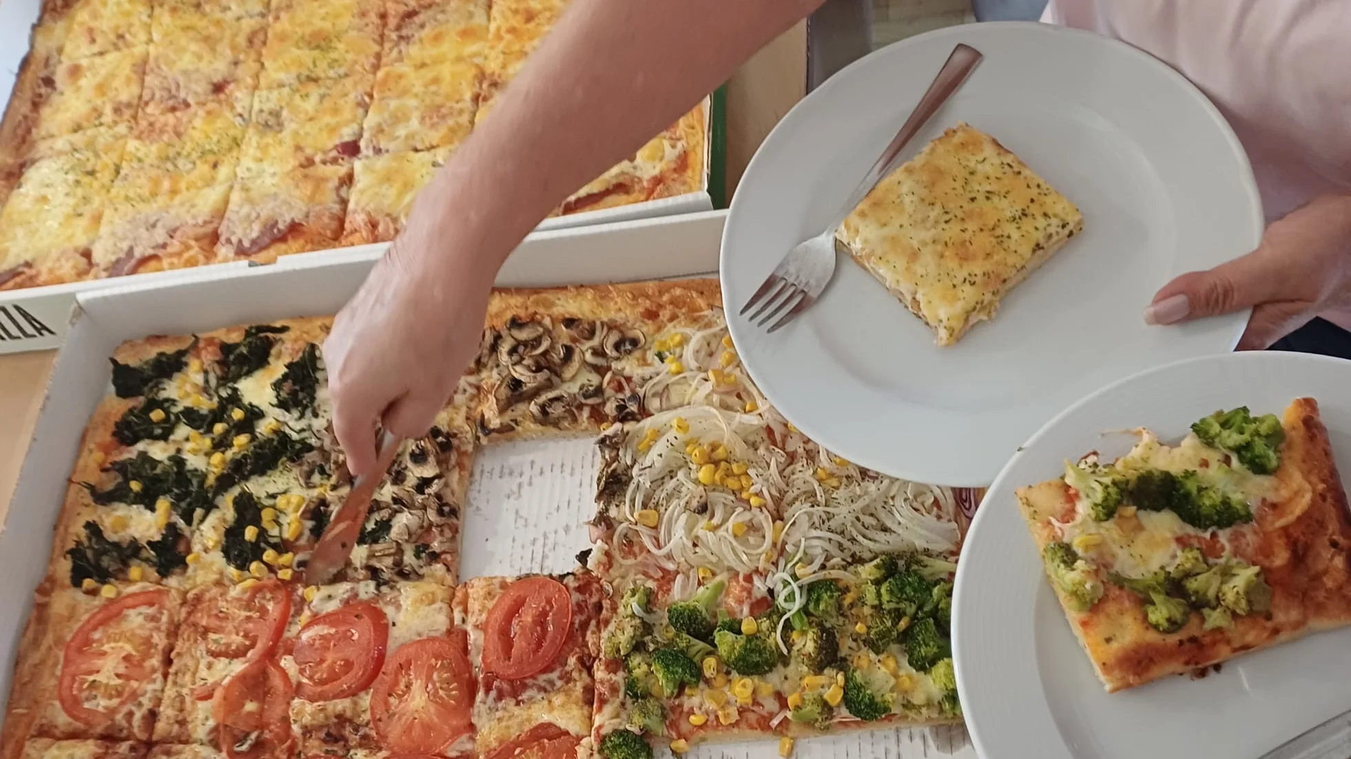 Auf dem Bild sind die verschiedenen Pizzen zu sehen.