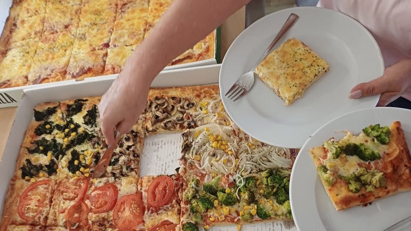 Auf dem Bild sind die verschiedenen Pizzen zu sehen.