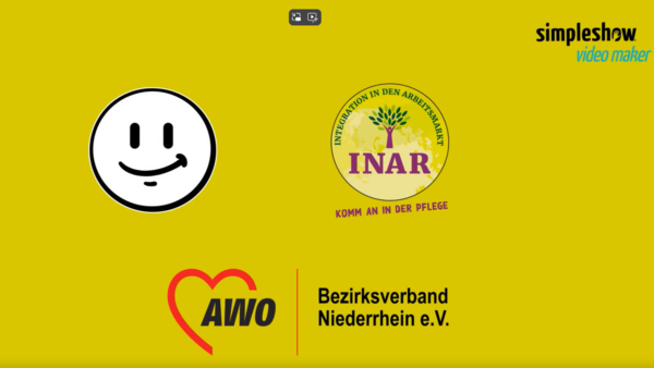Auf dem Foto ist ein gelber Hintergrund zu sehen, auf dem sich mehrere Logos und Schriftzüge befinden: Oben links ist ein großes, weißes Smiley-Gesicht mit einem schwarzen Umriss und schwarzen Augen und Mund abgebildet. Oben rechts befindet sich der Schriftzug "simpleshow video maker" in Schwarz und Blau. In der Mitte ist ein rundes Logo mit einem Baum und dem Text "INTEGRATION IN DEN ARBEITSMARKT" und "INAR" zu sehen. Darunter steht in kleinerer Schrift "KOMM AN IN DER PFLEGE". Unten links ist das Logo der AWO (Arbeiterwohlfahrt) zu sehen, das aus einem roten Herz und dem Schriftzug "AWO" besteht. Direkt daneben, unten rechts, steht "Bezirksverband Niederrhein e.V.".