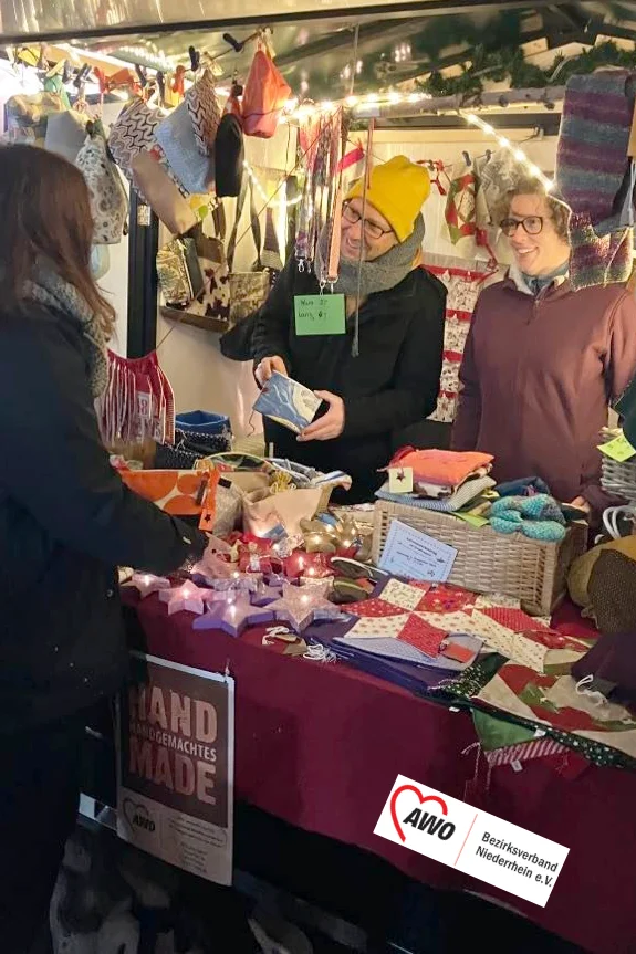 Das Foto zeigt eine Kundin an dem AWO Weihnachtsmarktstand