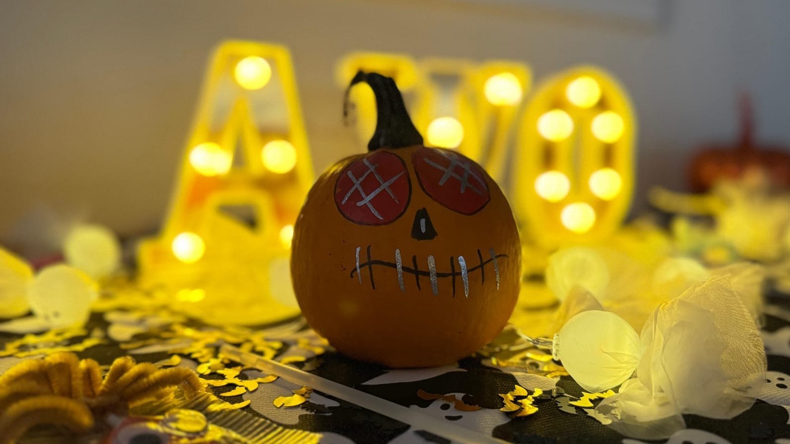 Auf dem Bild ist ein Deko-Kürbis zu sehen.