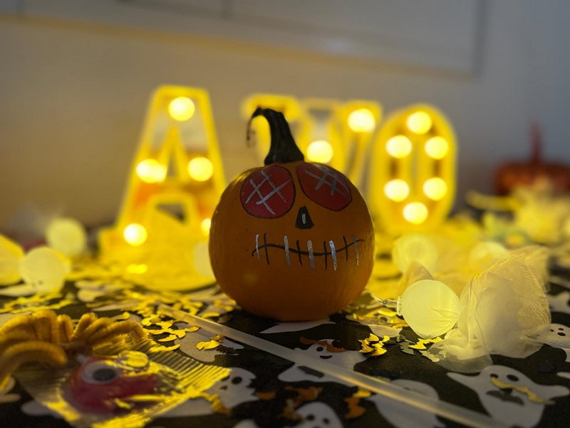 Auf dem Bild ist ein Deko-Kürbis zu sehen.