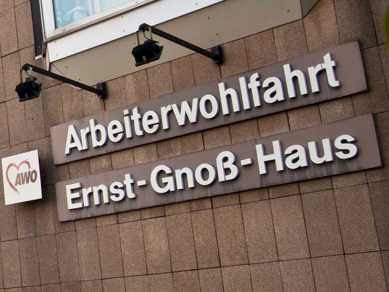 Das Bild zeigt den Schriftzug Ernst-Gnoß-Haus an der Fassade des Gebäudes