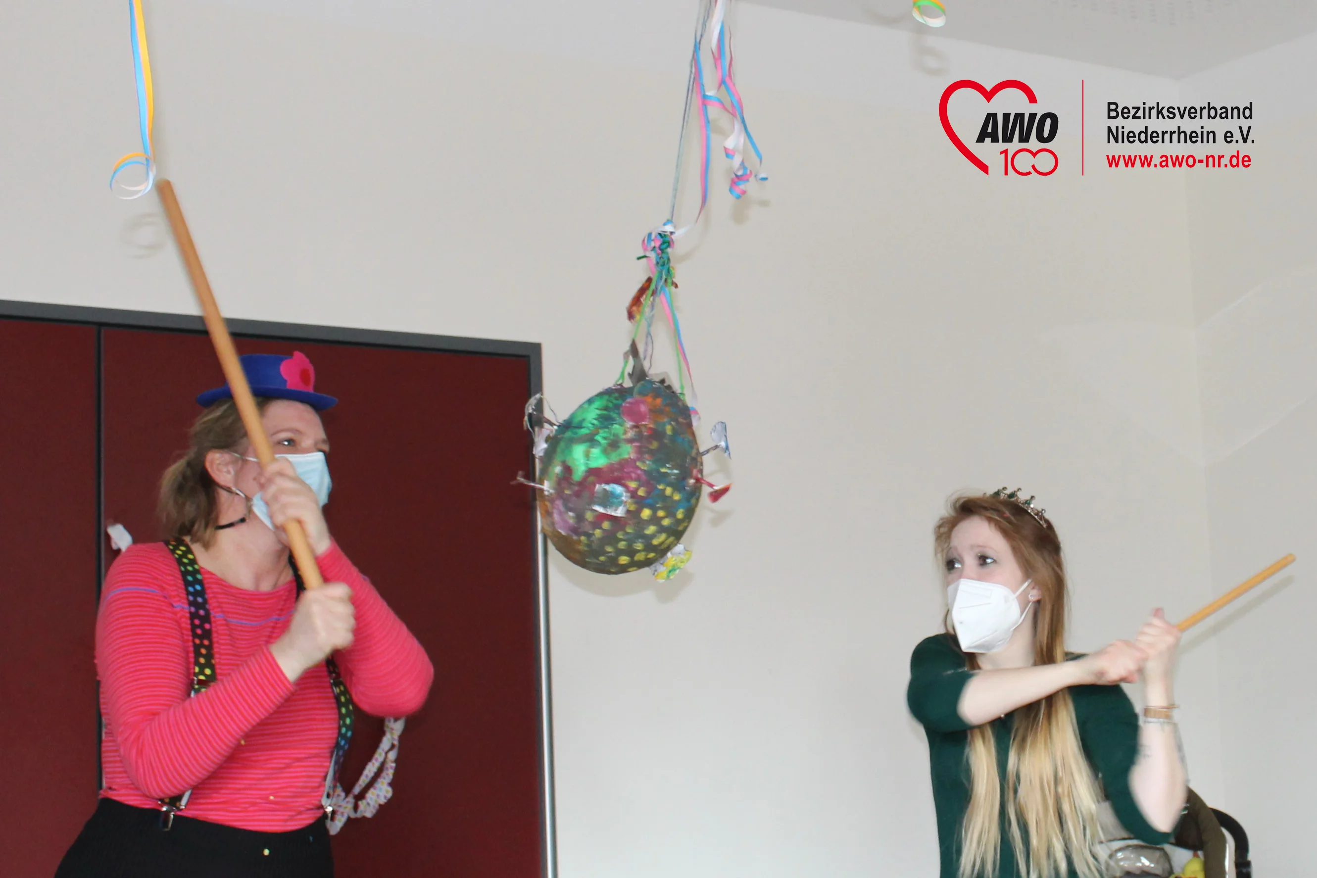 Das Foto zeigt Mitarbeiterinnen der AWO SieKids RailsKids in Krefeld beim zerschlagen der Piñata