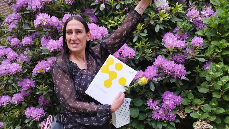Das Bild zeigt Frau Stinka nach bestandener Prüfung.