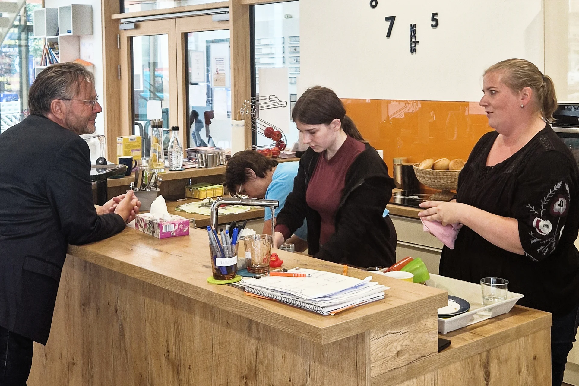 Das Bild zeigt Michael Groß an der Theke des Mo.Ki-Cafés