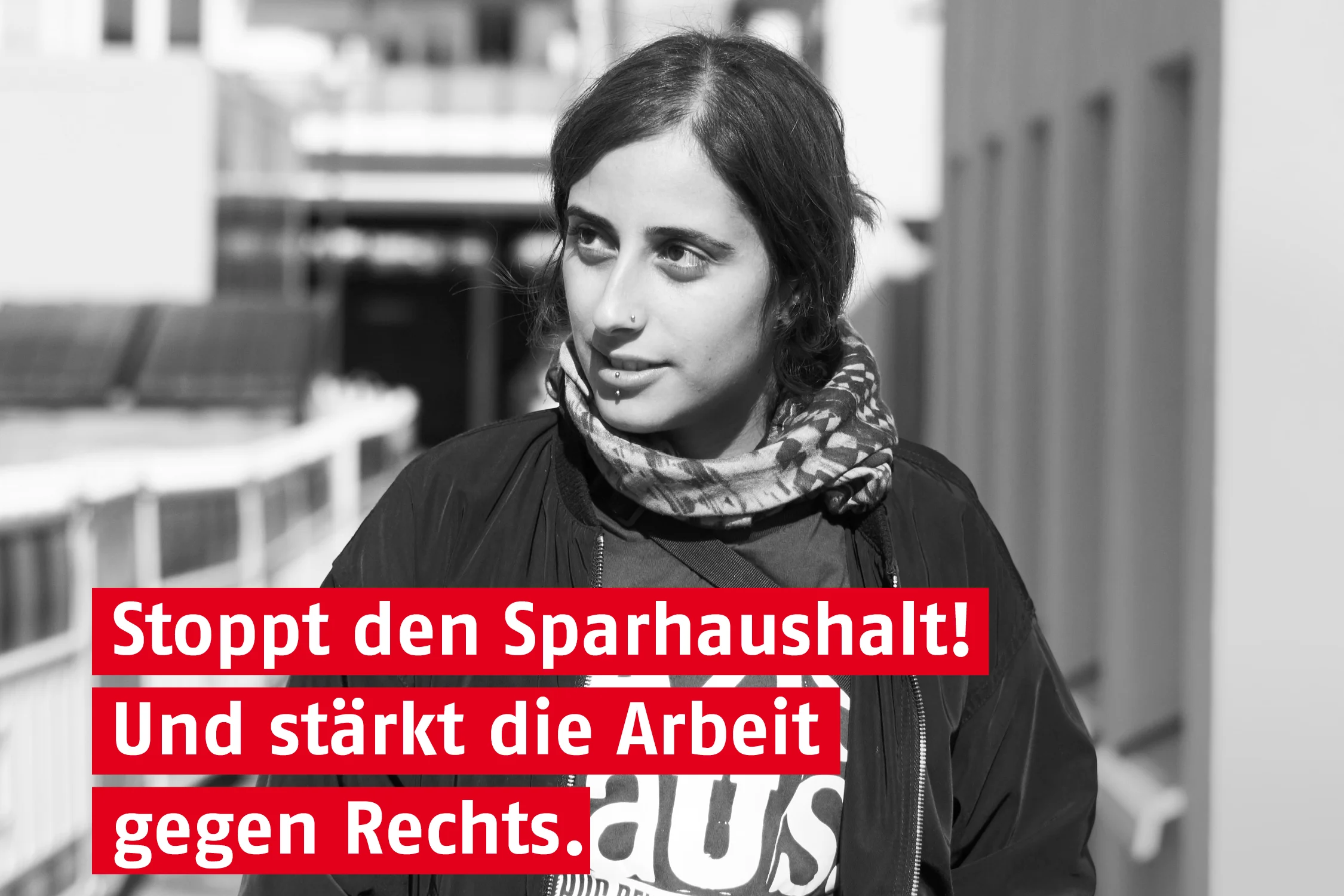 Das Foto zeigt eine junge Frau und den Text: Stoppt den Sparhaushalt und stärkt die Arbeit gegen Rechts